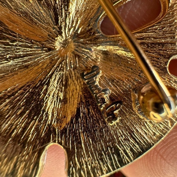 Vintage Direction One Goldtone and White Enamel Sand Dollar Brooch 1.25" - Picture 5 of 6